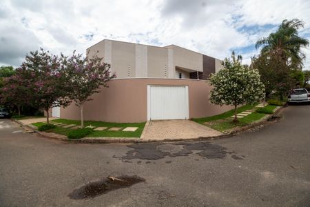 Casa à venda com 288m², 4 quartos e 4 vagasFachada