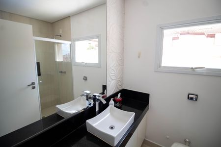 Casa à venda com 288m², 4 quartos e 4 vagasBanheiro Social