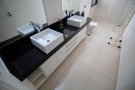 Casa à venda com 288m², 4 quartos e 4 vagasBanheiro Suíte 2