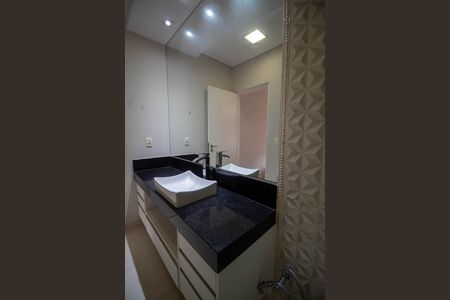 Casa à venda com 288m², 4 quartos e 4 vagasBanheiro Suíte 1