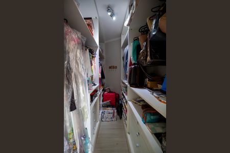 Casa à venda com 288m², 4 quartos e 4 vagasCloset Suíte 2