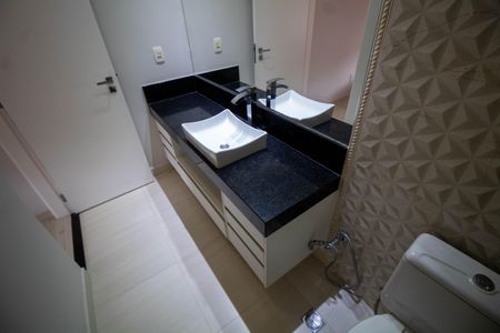 Casa à venda com 288m², 4 quartos e 4 vagasBanheiro Suíte 1