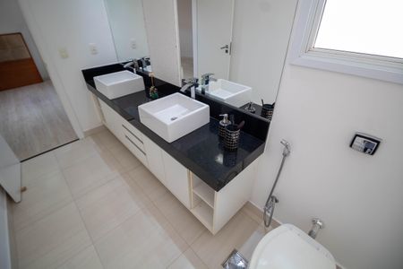 Casa à venda com 288m², 4 quartos e 4 vagasBanheiro Suíte 2