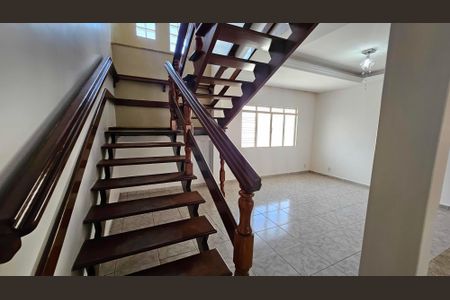 Casa para alugar com 370m², 4 quartos e 5 vagasEscada