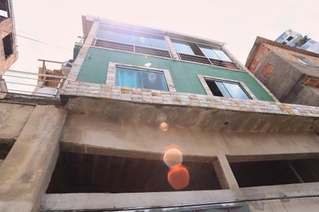 Casa à venda com 120m², 2 quartos e 1 vaga Casa à venda com 120m², 2 quartos e 1 vagaFachada