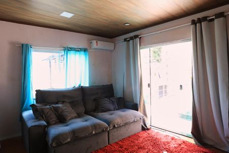 Sala de casa para alugar com 2 quartos, 120m² em Cachoeirinha, Belo Horizonte