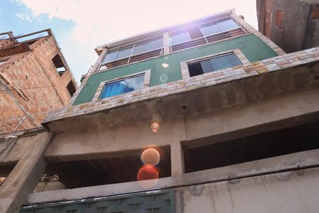 Casa à venda com 120m², 2 quartos e 1 vaga Casa à venda com 120m², 2 quartos e 1 vagaFachada