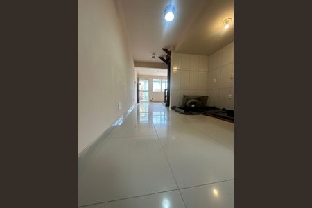 Cozinha  de casa de condomínio para alugar com 2 quartos, 76m² em Sarandi, Porto Alegre