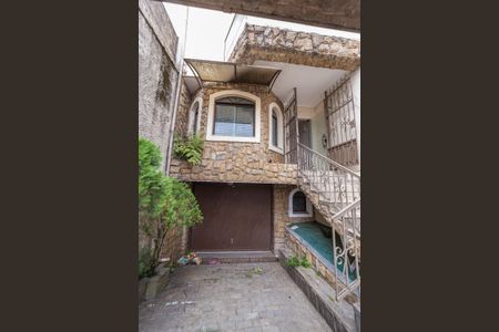 Casa à venda com 230m², 4 quartos e 4 vagas Casa à venda com 230m², 4 quartos e 4 vagasFachada