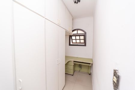 Casa à venda com 230m², 4 quartos e 4 vagas Casa à venda com 230m², 4 quartos e 4 vagasCloset do Quarto 4