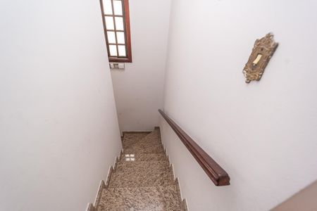 Casa à venda com 230m², 4 quartos e 4 vagas Casa à venda com 230m², 4 quartos e 4 vagasEscada