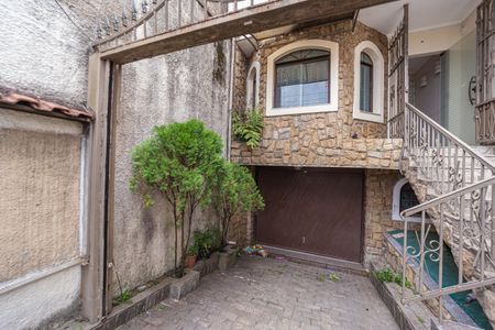 Casa à venda com 230m², 4 quartos e 4 vagas Casa à venda com 230m², 4 quartos e 4 vagasFachada