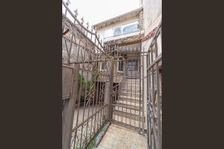 Casa à venda com 230m², 4 quartos e 4 vagas Casa à venda com 230m², 4 quartos e 4 vagasFachada