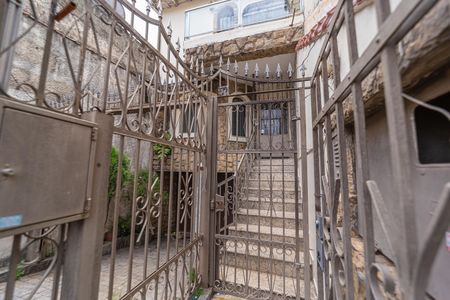 Casa à venda com 230m², 4 quartos e 4 vagas Casa à venda com 230m², 4 quartos e 4 vagasFachada