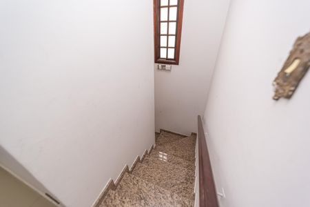 Casa à venda com 230m², 4 quartos e 4 vagas Casa à venda com 230m², 4 quartos e 4 vagasEscada