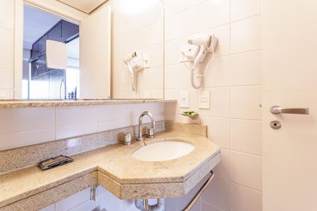 Banheiro de apartamento à venda com 1 quarto, 29m² em Indianópolis, São Paulo