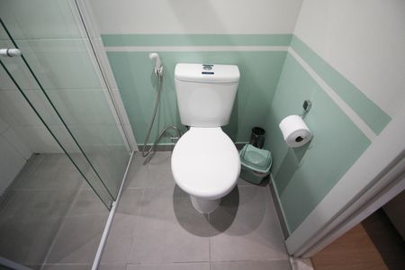 Banheiro de kitnet/studio para alugar com 1 quarto, 27m² em Vila Nova Conceição, São Paulo