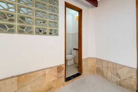 Casa à venda com 170m², 3 quartos e 2 vagas Casa à venda com 170m², 3 quartos e 2 vagasEdícula - Banheiro