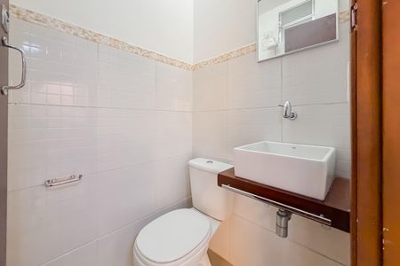 Casa à venda com 170m², 3 quartos e 2 vagas Casa à venda com 170m², 3 quartos e 2 vagasEdícula - Banheiro
