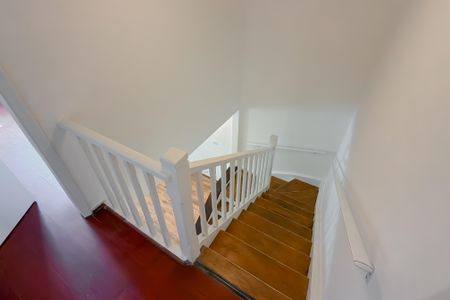 Escada de casa para alugar com 3 quartos, 170m² em Vila Monumento, São Paulo