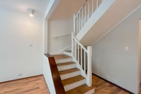 Casa à venda com 170m², 3 quartos e 2 vagas Casa à venda com 170m², 3 quartos e 2 vagasEscada