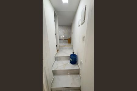 Casa para alugar com 150m², 2 quartos e 1 vaga Casa para alugar com 150m², 2 quartos e 1 vagaEscada