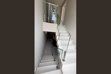 Casa para alugar com 150m², 2 quartos e 1 vaga Casa para alugar com 150m², 2 quartos e 1 vagaEscada