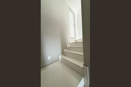 Casa para alugar com 150m², 2 quartos e 1 vaga Casa para alugar com 150m², 2 quartos e 1 vagaEscada