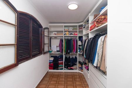 Casa à venda com 285m², 4 quartos e 2 vagasCloset