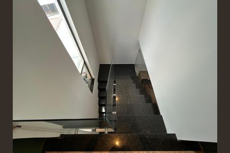 Apartamento à venda com 80m², 2 quartos e 2 vagasEscada