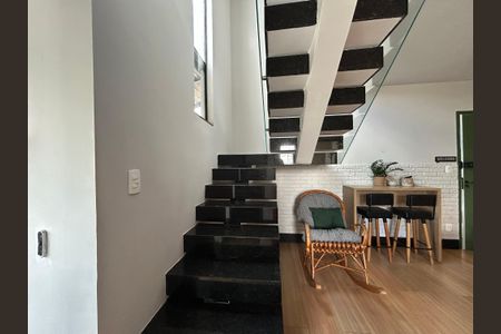 Apartamento à venda com 80m², 2 quartos e 2 vagasEscada