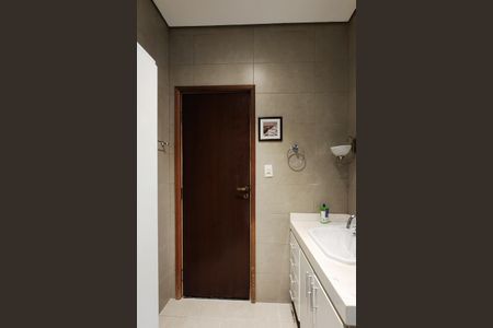 Casa à venda com 244m², 3 quartos e 2 vagasBanheiro Social 