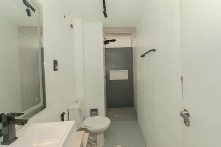 Banheiro de kitnet/studio para alugar com 1 quarto, 31m² em Centro , São Paulo