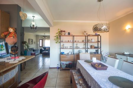 Casa à venda com 225m², 4 quartos e 2 vagasSala