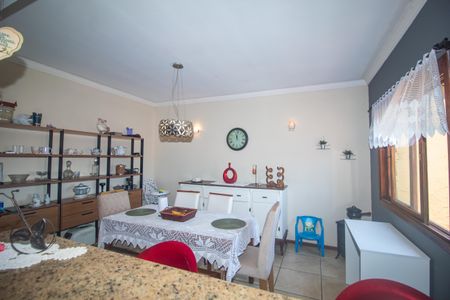 Casa à venda com 225m², 4 quartos e 2 vagasSala