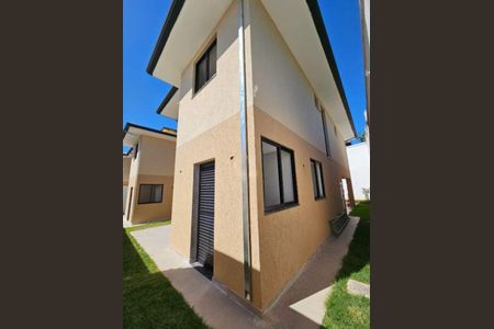 Casa de condomínio à venda com 123m², 4 quartos e 2 vagasFachada dos fundos