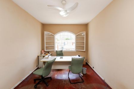 Casa à venda com 210m², 2 quartos e 2 vagasSuíte