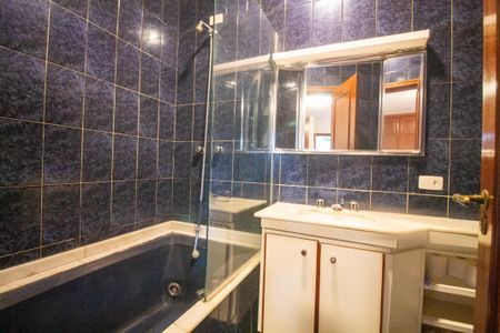 Casa à venda com 430m², 4 quartos e 4 vagasBanheiro da Suíte 1