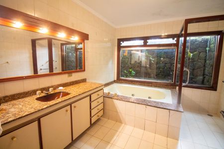 Casa à venda com 430m², 4 quartos e 4 vagasBanheiro da Suíte 2