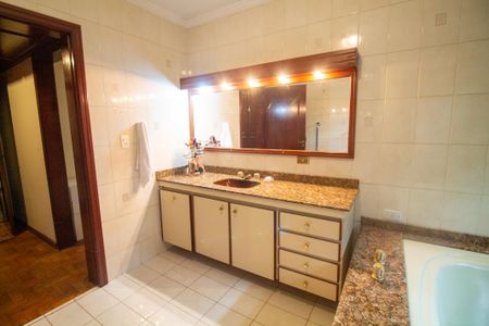 Casa à venda com 430m², 4 quartos e 4 vagasBanheiro da Suíte 2