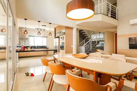 Casa de condomínio para alugar com 248m², 4 quartos e 4 vagas Casa de condomínio para alugar com 248m², 4 quartos e 4 vagasSala jantar