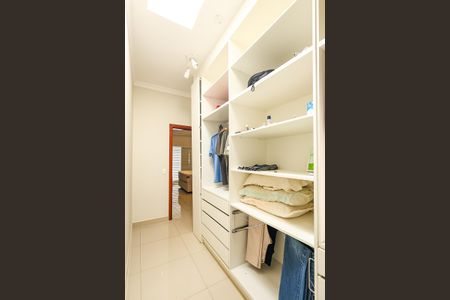 Casa de condomínio para alugar com 248m², 4 quartos e 4 vagas Casa de condomínio para alugar com 248m², 4 quartos e 4 vagasCloset da suíte 2