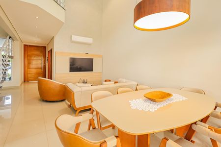 Casa de condomínio para alugar com 248m², 4 quartos e 4 vagas Casa de condomínio para alugar com 248m², 4 quartos e 4 vagasSala jantar
