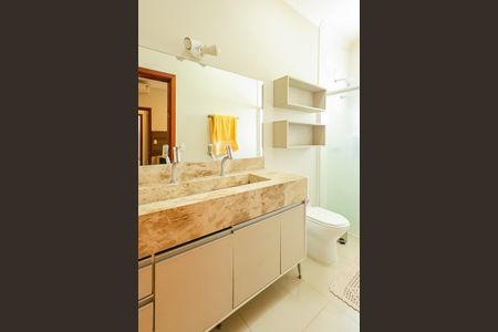 Casa de condomínio para alugar com 248m², 4 quartos e 4 vagas Casa de condomínio para alugar com 248m², 4 quartos e 4 vagasBanheiro da Suíte 2