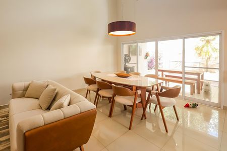 Casa de condomínio para alugar com 248m², 4 quartos e 4 vagas Casa de condomínio para alugar com 248m², 4 quartos e 4 vagasSala jantar