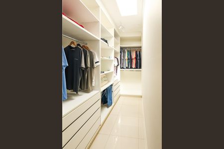 Casa de condomínio para alugar com 248m², 4 quartos e 4 vagas Casa de condomínio para alugar com 248m², 4 quartos e 4 vagasCloset da suíte 2