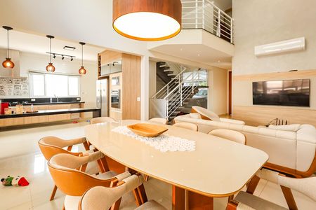 Casa de condomínio para alugar com 248m², 4 quartos e 4 vagas Casa de condomínio para alugar com 248m², 4 quartos e 4 vagasSala jantar