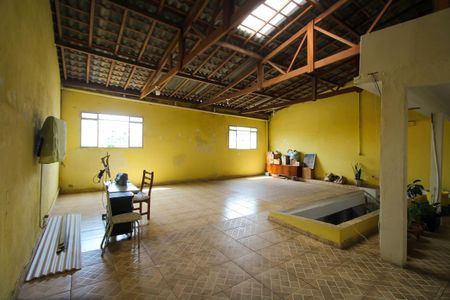 Casa à venda com 400m², 2 quartos e 2 vagas Casa à venda com 400m², 2 quartos e 2 vagasÁrea externa