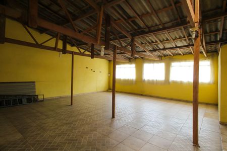Casa à venda com 400m², 2 quartos e 2 vagas Casa à venda com 400m², 2 quartos e 2 vagasÁrea externa
