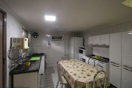 Casa à venda com 400m², 2 quartos e 2 vagas Casa à venda com 400m², 2 quartos e 2 vagasCozinha